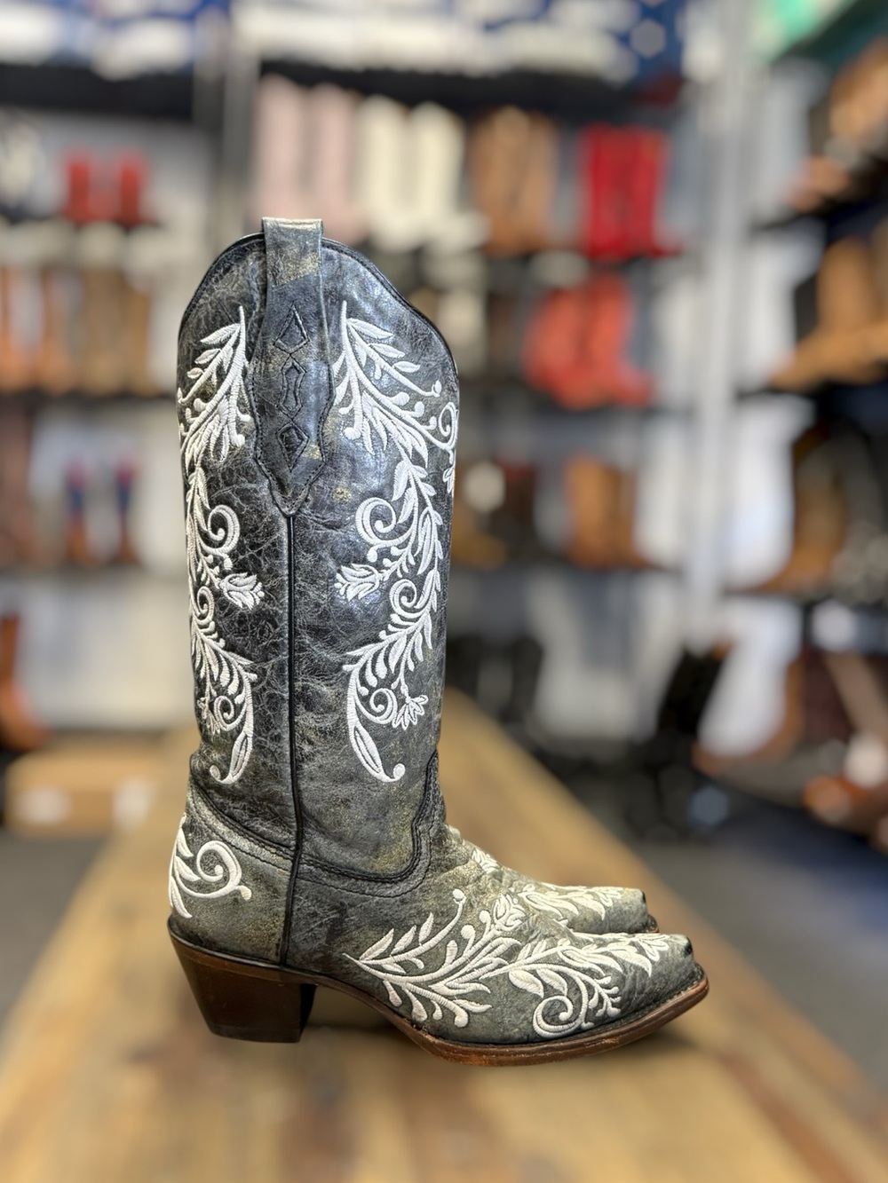 Corral Women's Western Boots
Fashion Cowboy Boot Size 8 - Picture 2 of 10